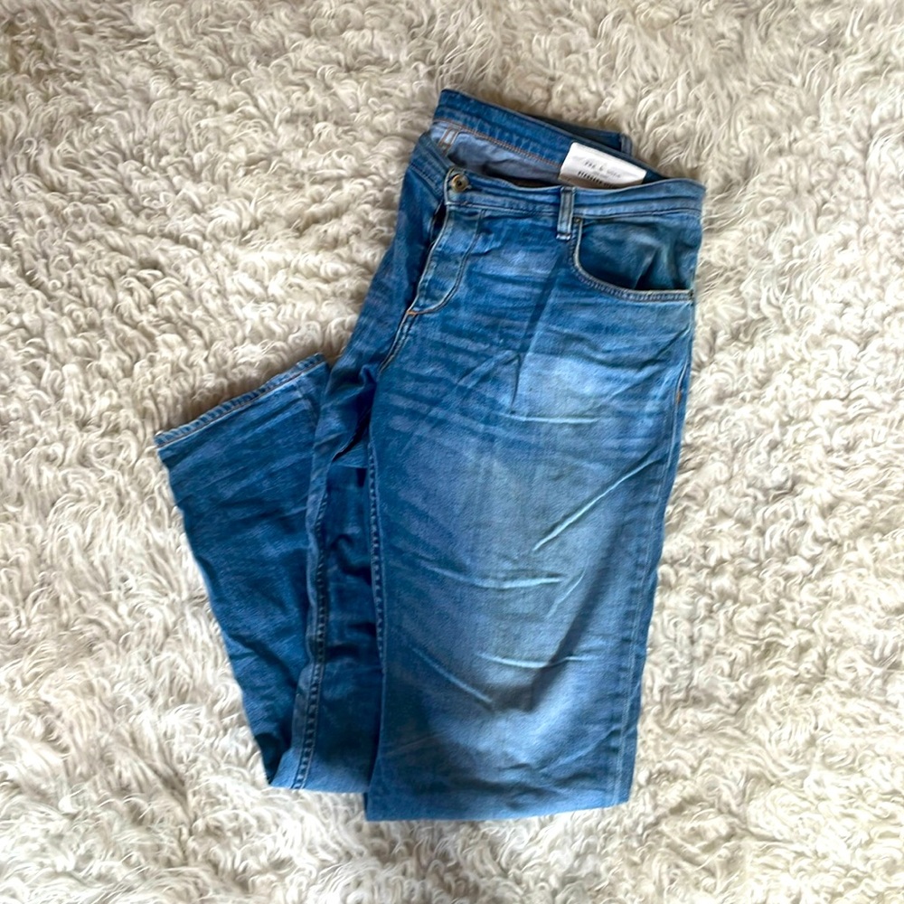 2/$30 EUC RAG & BONE slim leg standard issue jeans! Fit 2